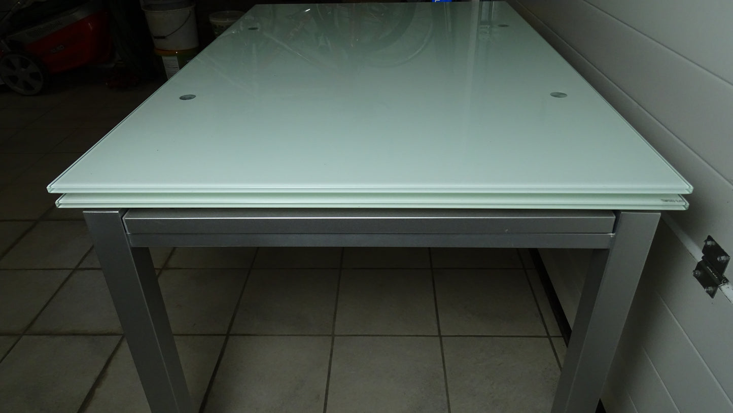 Glasstable